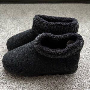 dearfoams Women's Charcoal Gray Cozy Slip-On Slippers